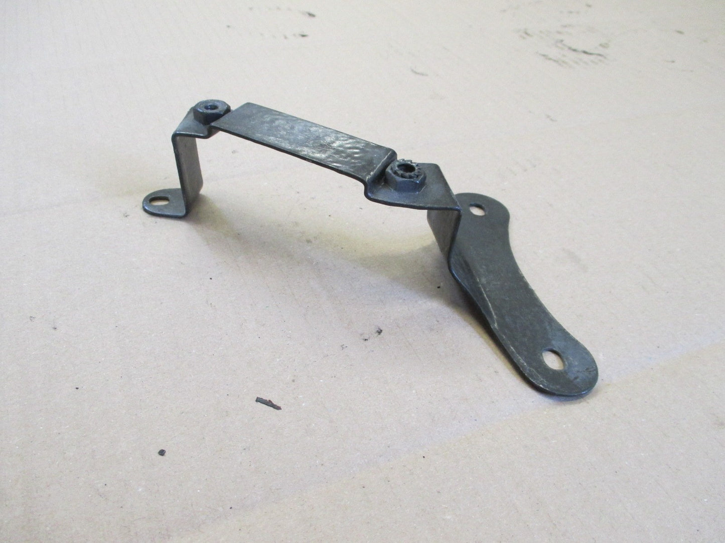 Patte de fermeture pour Yamaha 125 AT1 - AT2