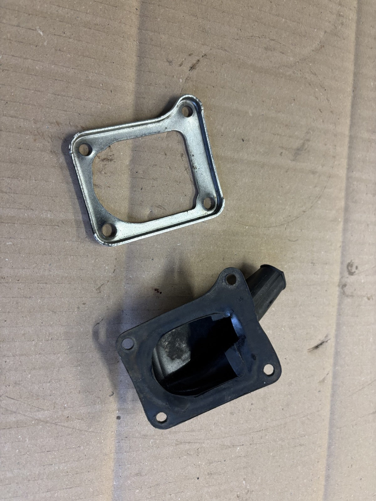 Caoutchouc arrivée cable accélérateur + pompe à huile Kawasaki 125 KE - K1 - KS