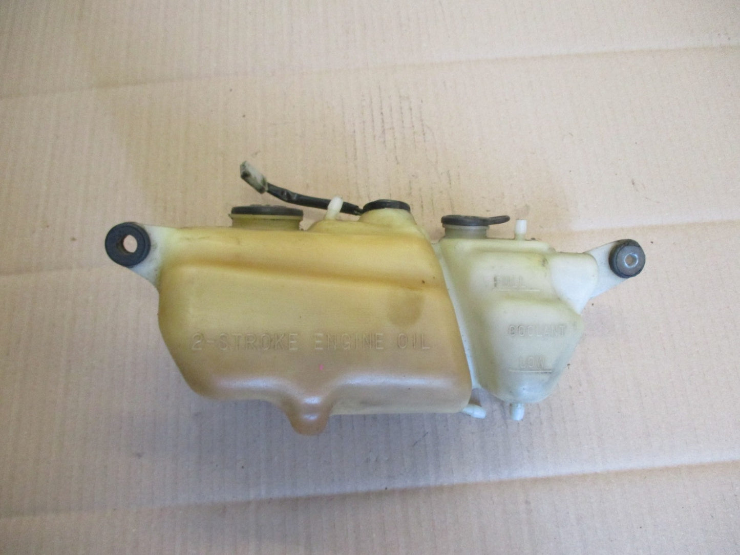 Réservoir d'huile + jauge + vase d'expansion + bouchons Yamaha 125 DTLC - 10V