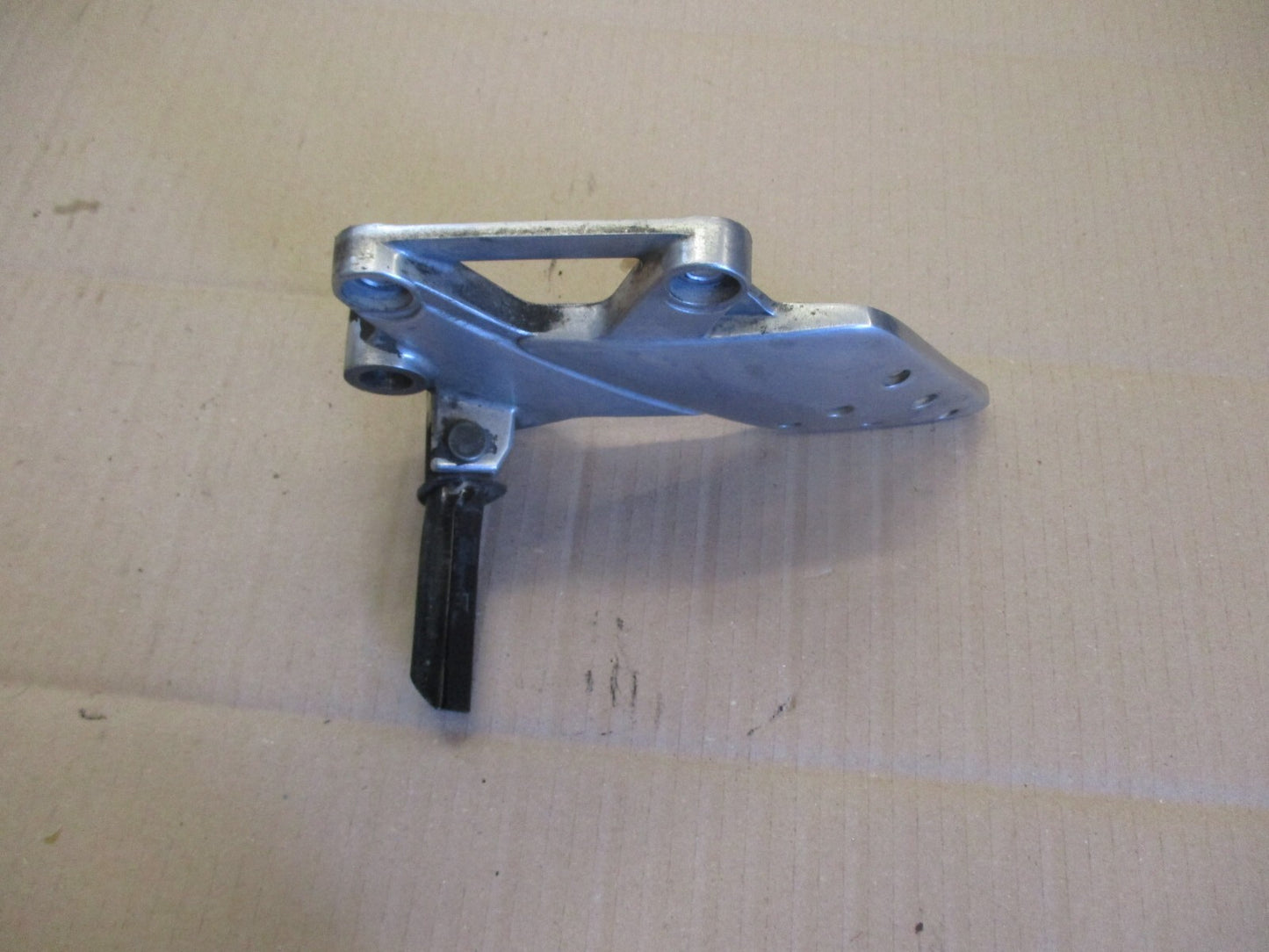 Platine cale pied avant gauche pour Honda 125 CBR - JC34