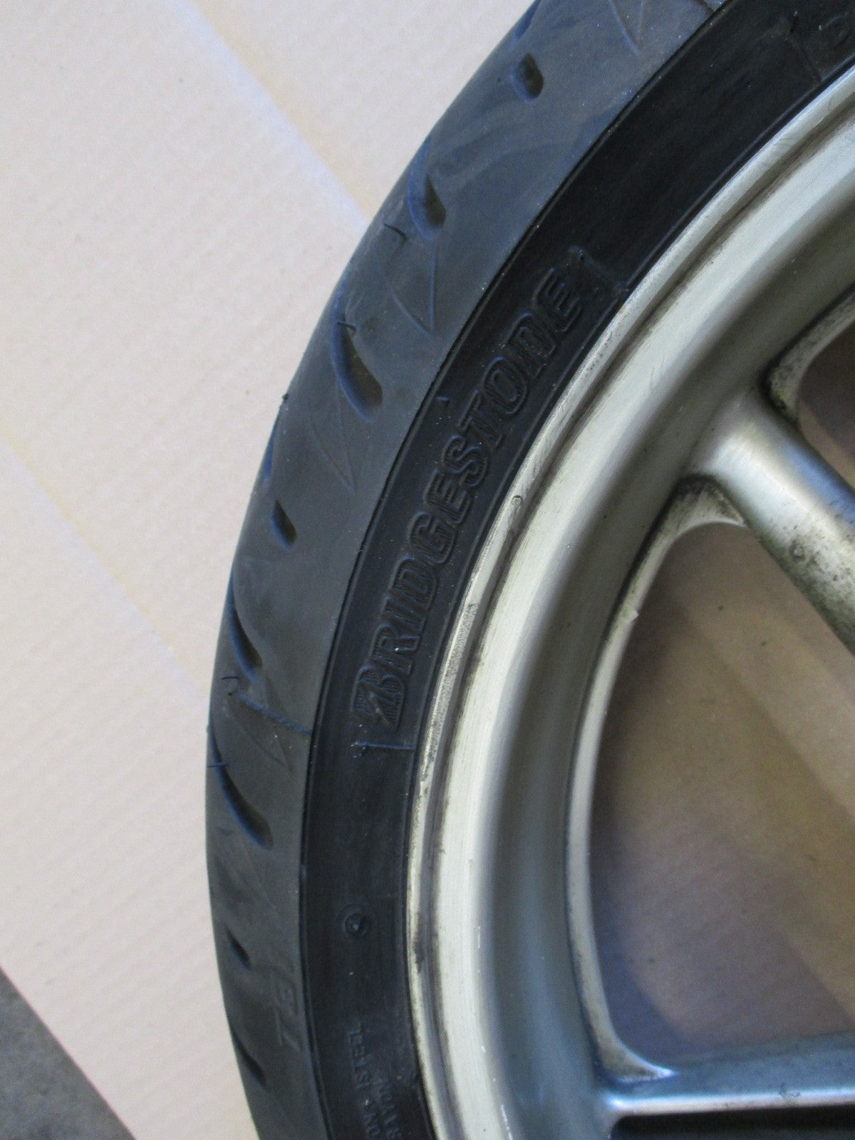 Roue avant avec pneu très peu roulé pour Honda 750 VFR - RC36-1