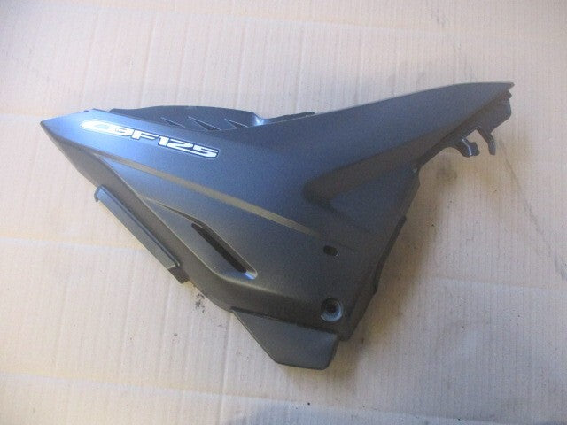 Cache latéral droit noir pour Honda 125 CBF - JC40A