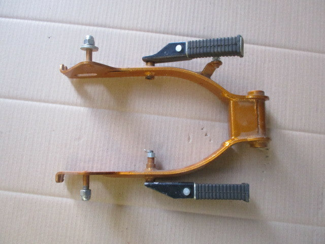 Bras oscillant + cales pieds arrière pour Skyteam 125