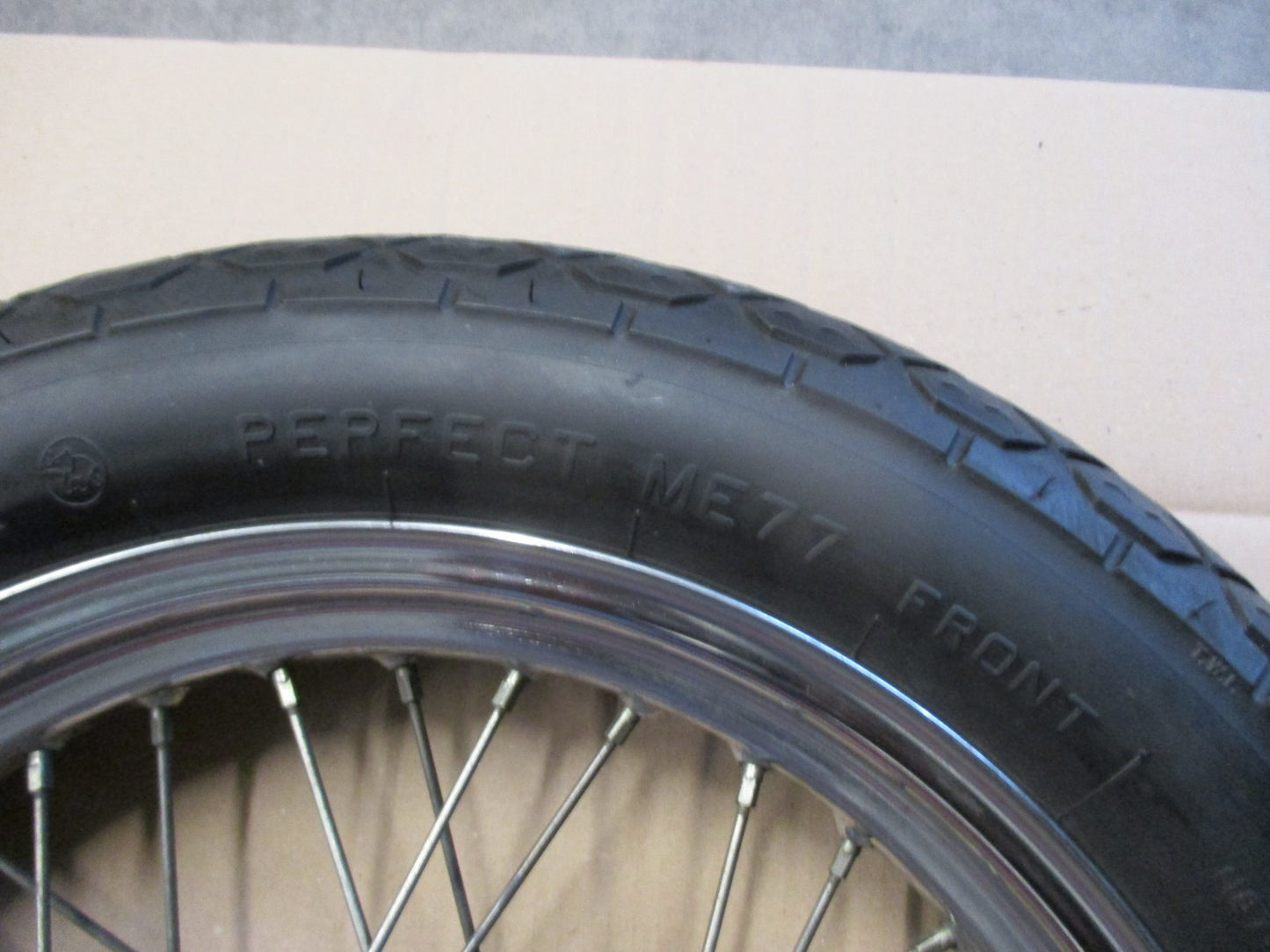 Roue avant avec pneu très peu roulé pour Suzuki 125 GZ Marauder