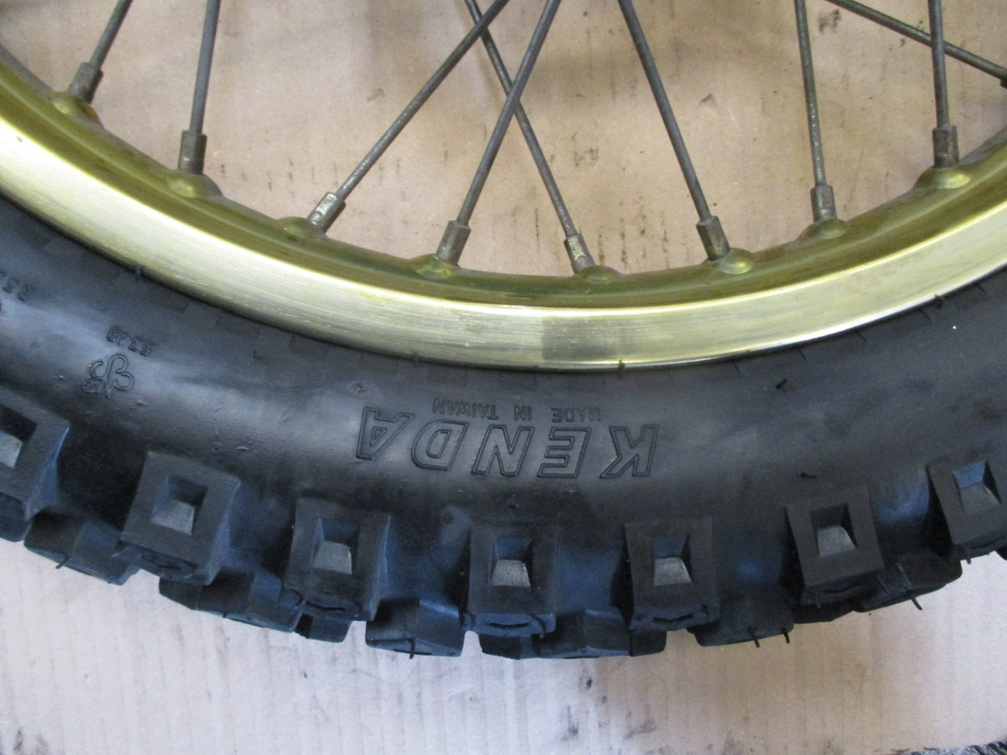 Roue arrière avec pneu très peu roulé pour Suzuki 125 DR - SF43B