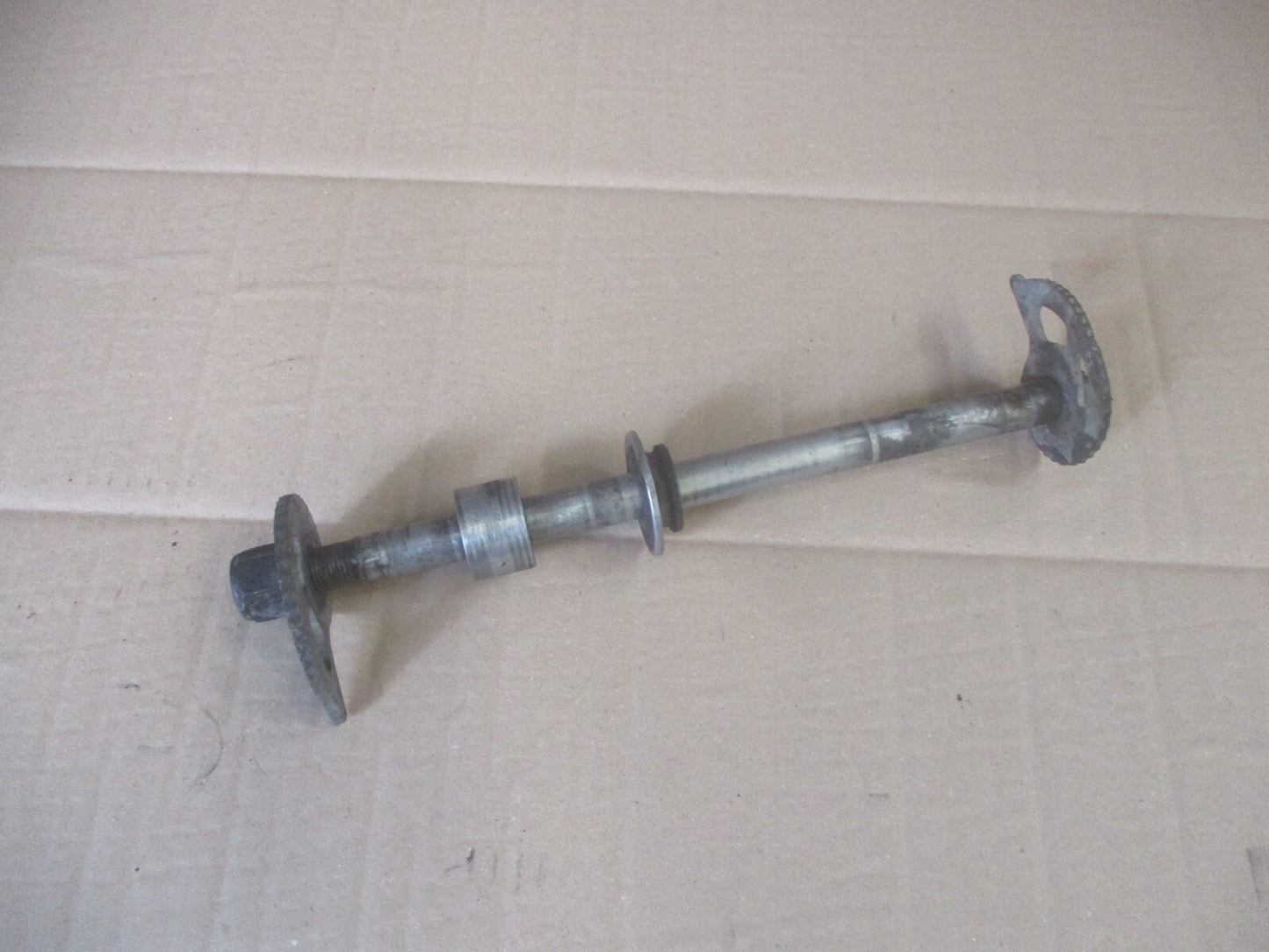 Axe de roue arrière pour Suzuki 650 DR RS SE - SP44A