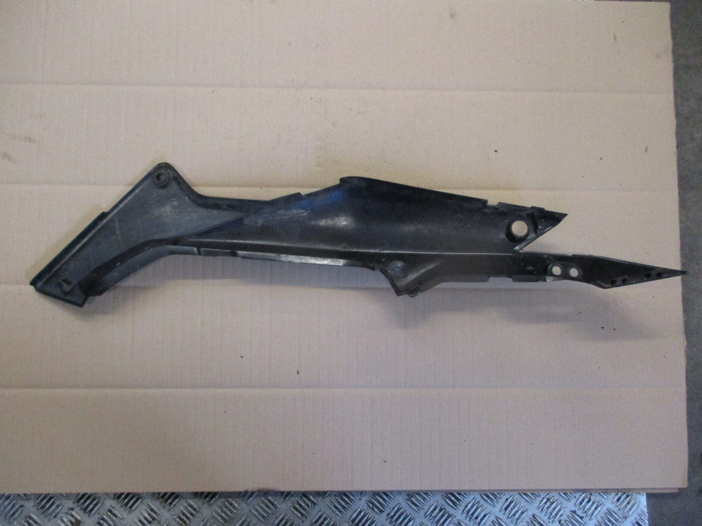 Cache latéral gauche pour Honda 125 CBR - JC34