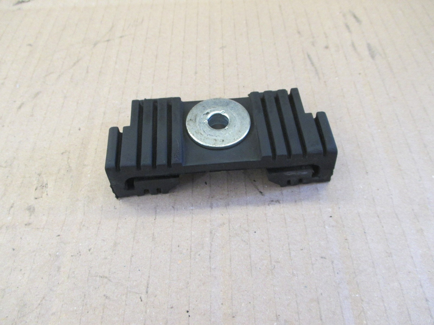 Caoutchouc de fixation arrière de réservoir pour Honda 125 CBF - JC74