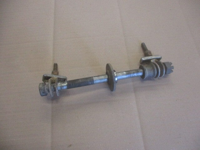 Axe de roue arrière pour Kawasaki 125 KE - K1 - KS