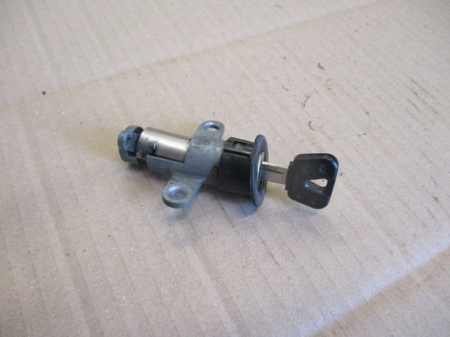 Serrure de selle Yamaha 850 TDM 3VD - 4TX