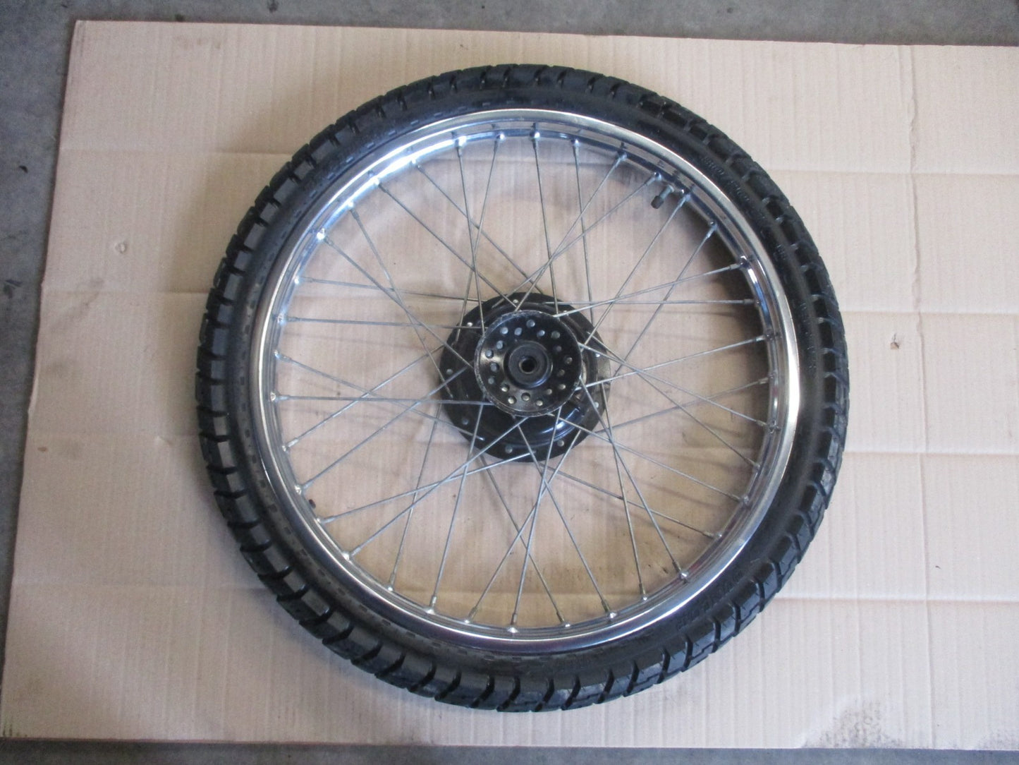 Roue avant avec pneu Dunlop Trailmax très peu roulé Yamaha 125 DTLC - 10V