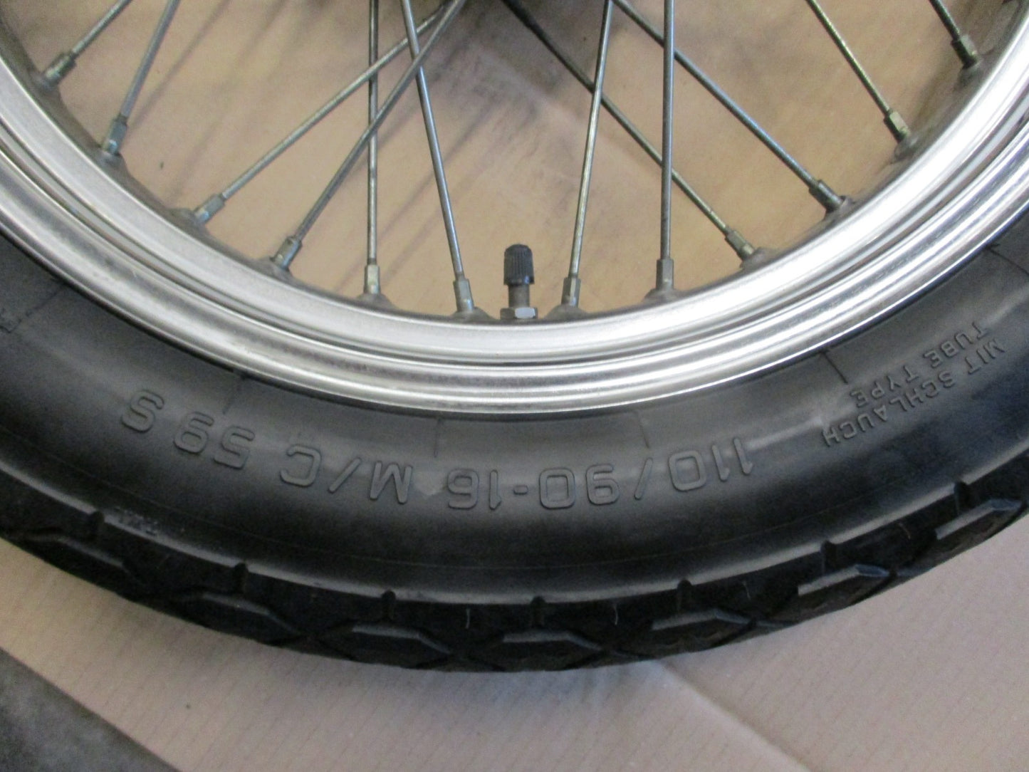 Roue avant avec pneu très peu roulé pour Suzuki 125 GZ Marauder