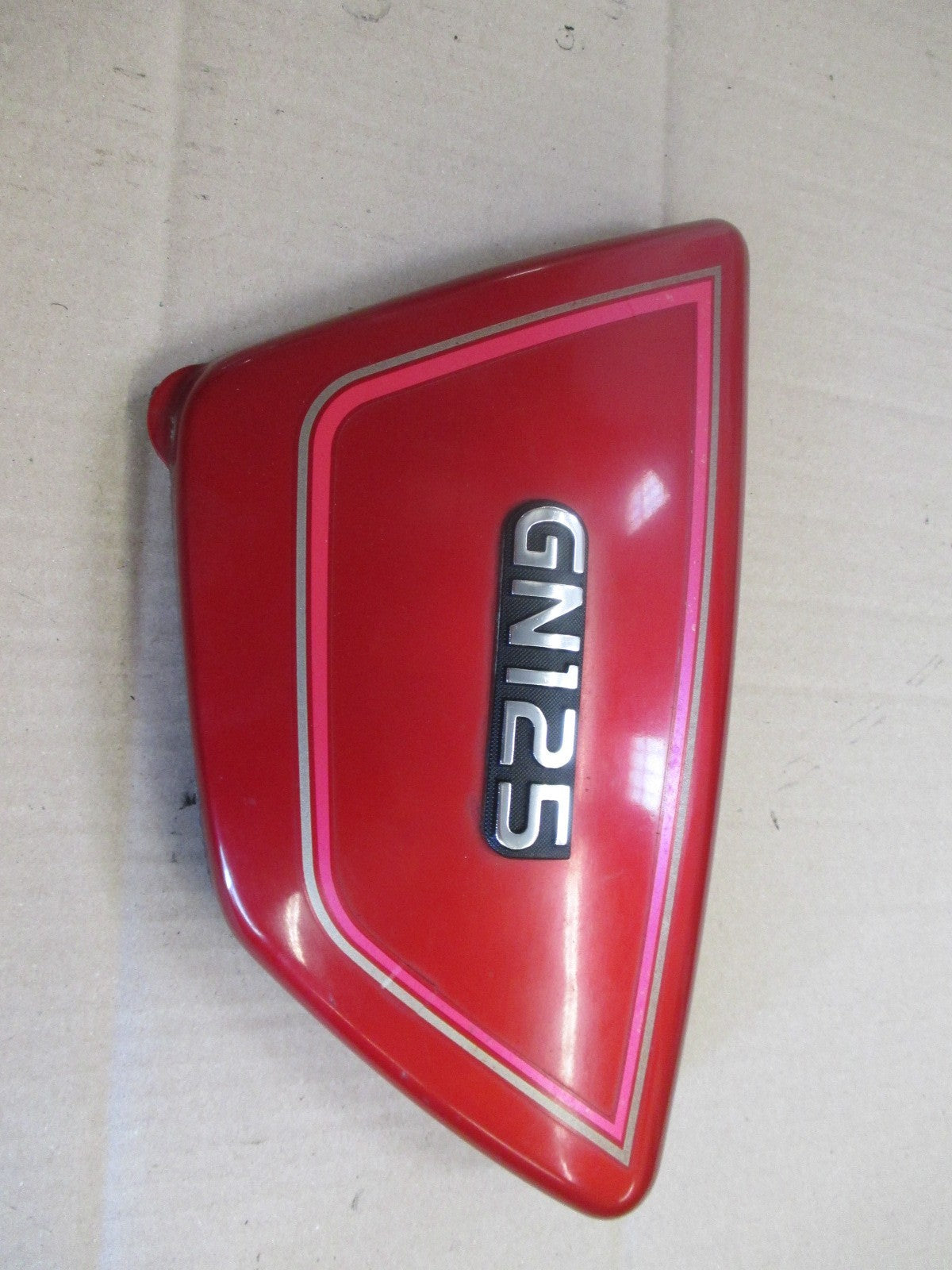 Cache latéral gauche pour Suzuki 125 GN - NF41A