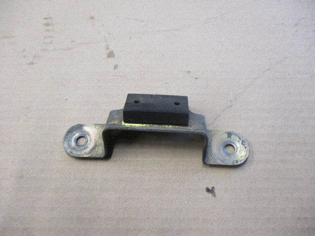 Fixation arrière de réservoir essence Suzuki 600 DR - 650 DR - SN41A - SP41A