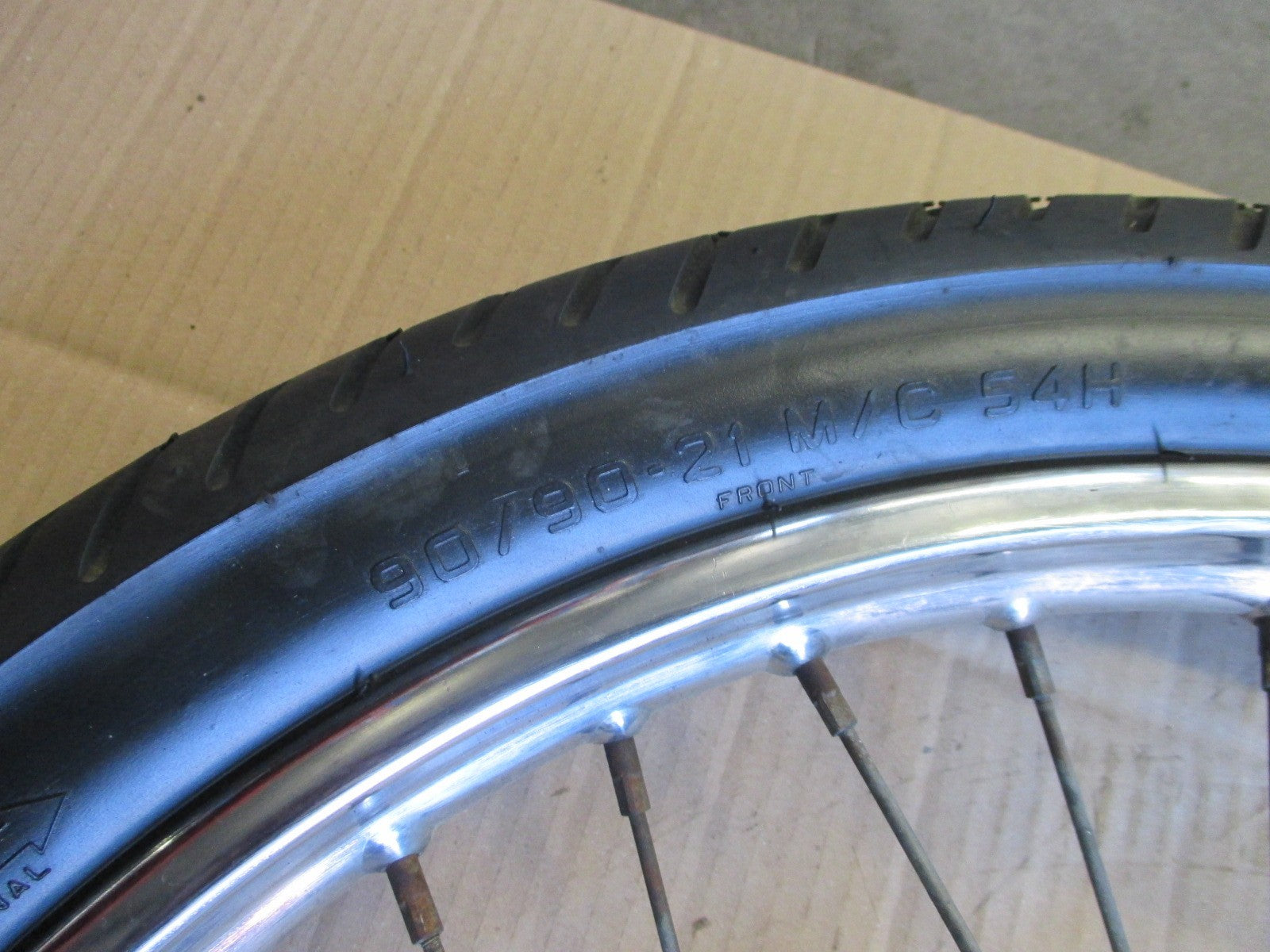 Roue avant avec pneu PIRELLI MT75 très peu roulé pour Yamaha 125 DTR - DTRE