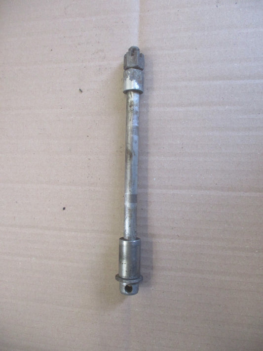 Axe de roue avant + entretoises pour Suzuki 125 TS B - 1979