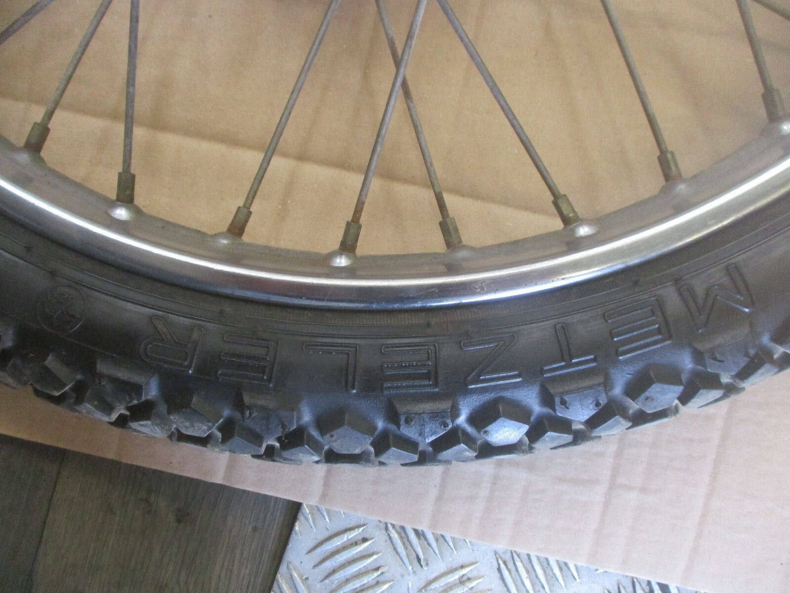 Roue avant - pneu METZELER très peu roulé Honda 125 XLR - JD04 - Frein à tambour