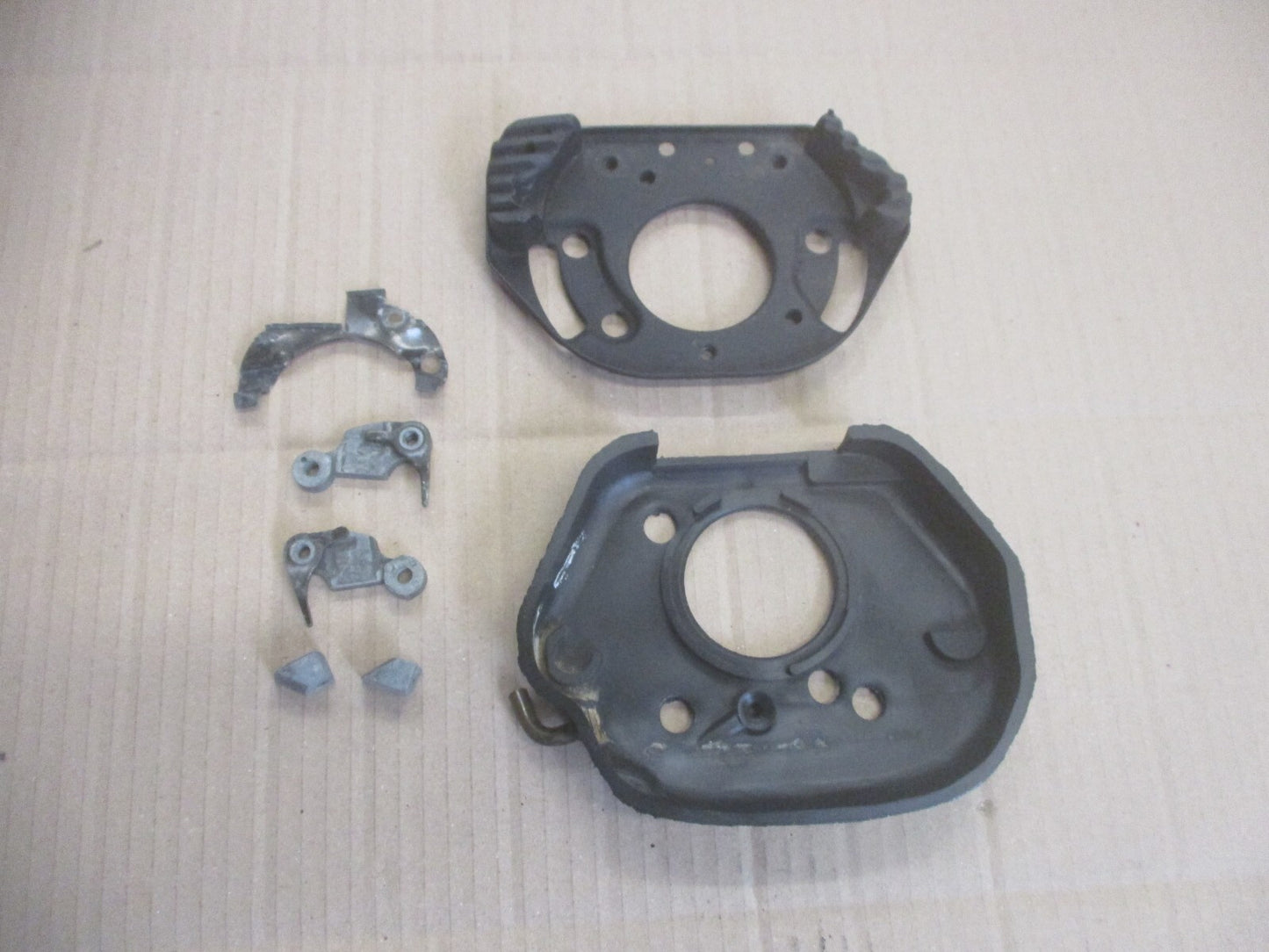 Plaque de bouchon essence + quincaillerie pour Yamaha 750 FZX - 2JE - 4AM