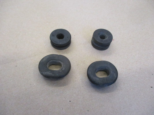 Caoutchoucs de fixation caches latéraux pour Yamaha 125 DTLC - 34X - 1HR - 57U