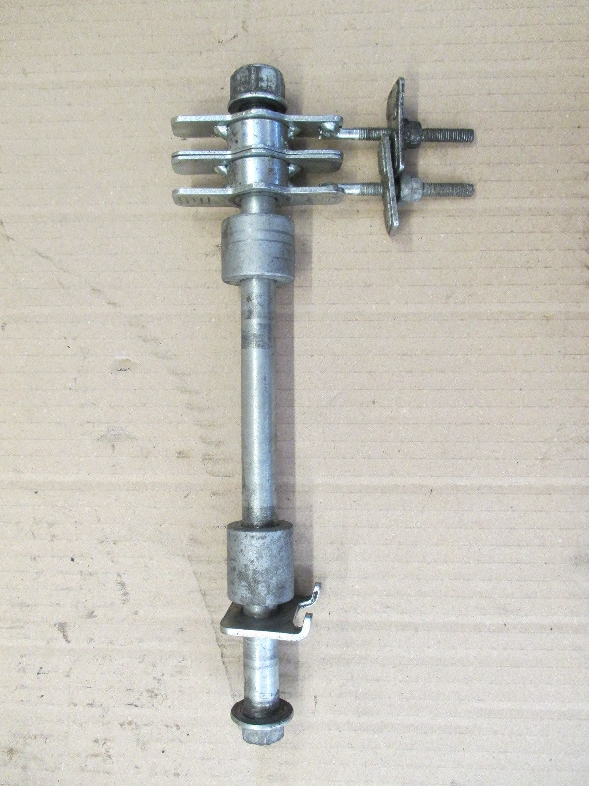 Axe de roue arrière pour Honda 125 CBF - JC74