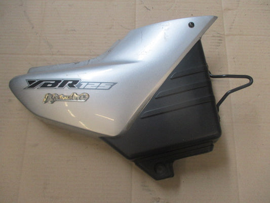 Cache latéral droit pour Yamaha 125 YBR - RE031 - RE051