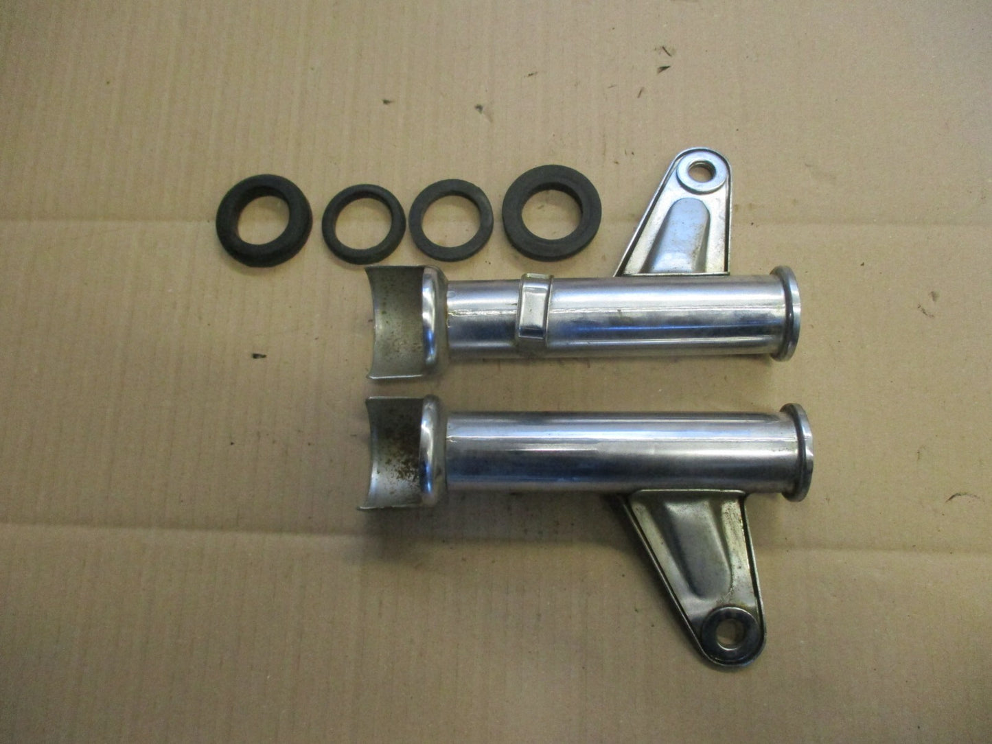 Pattes de phare + caoutchoucs pour Honda 125 CM - JC05