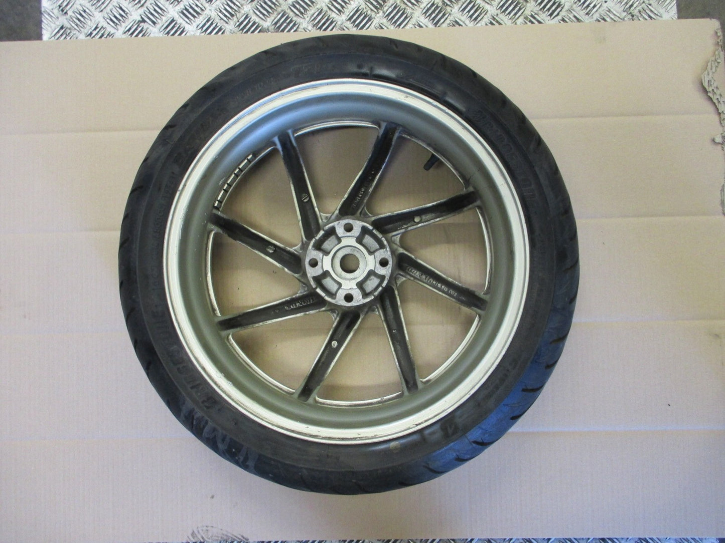 Roue arrière 8 branches avec pneu très peu roulé pour Honda 750 VFR - RC36-1