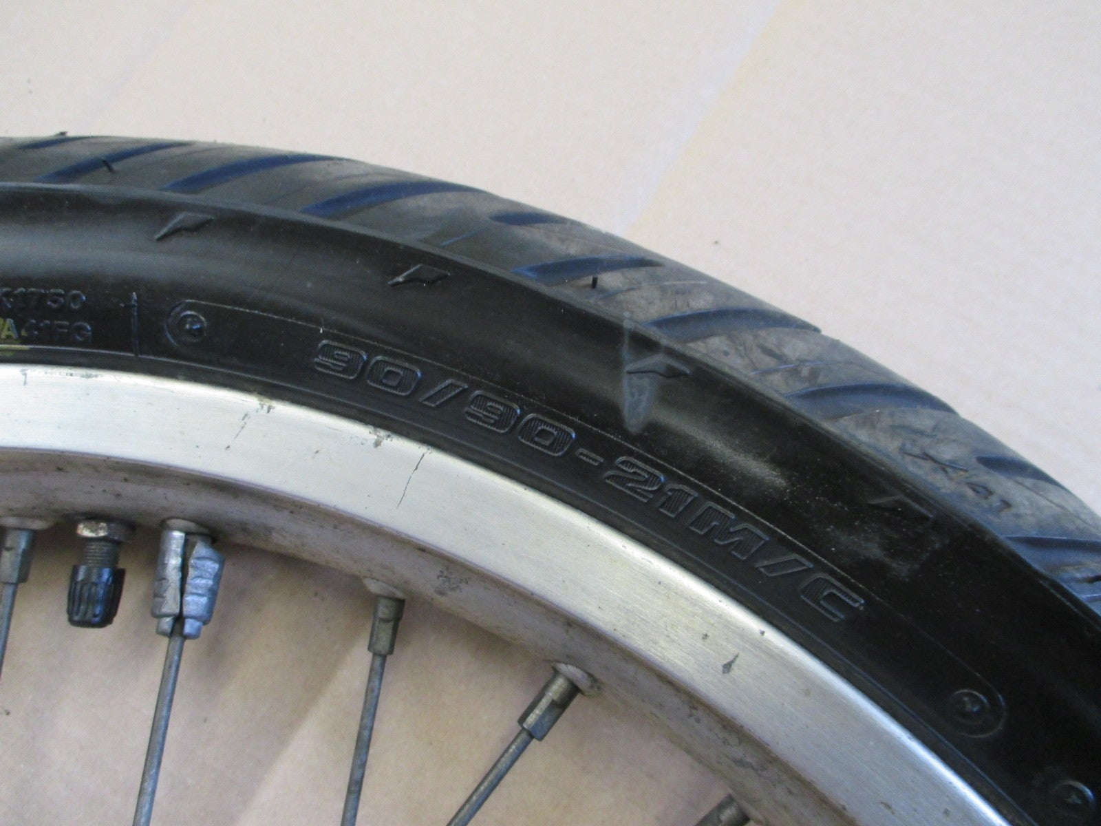 Roue arrière 2.75 x 17 avec pneu BRIDGESTONE bon état pour Yamaha 660 XTZ - 3YF