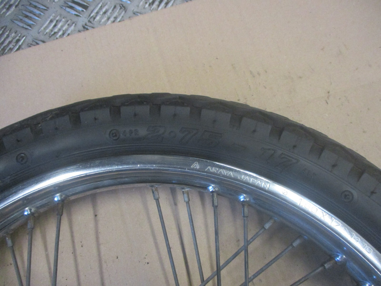 Roue avant à tambour avec pneu ayant peu roulé pour Yamaha 125 SR - 10F