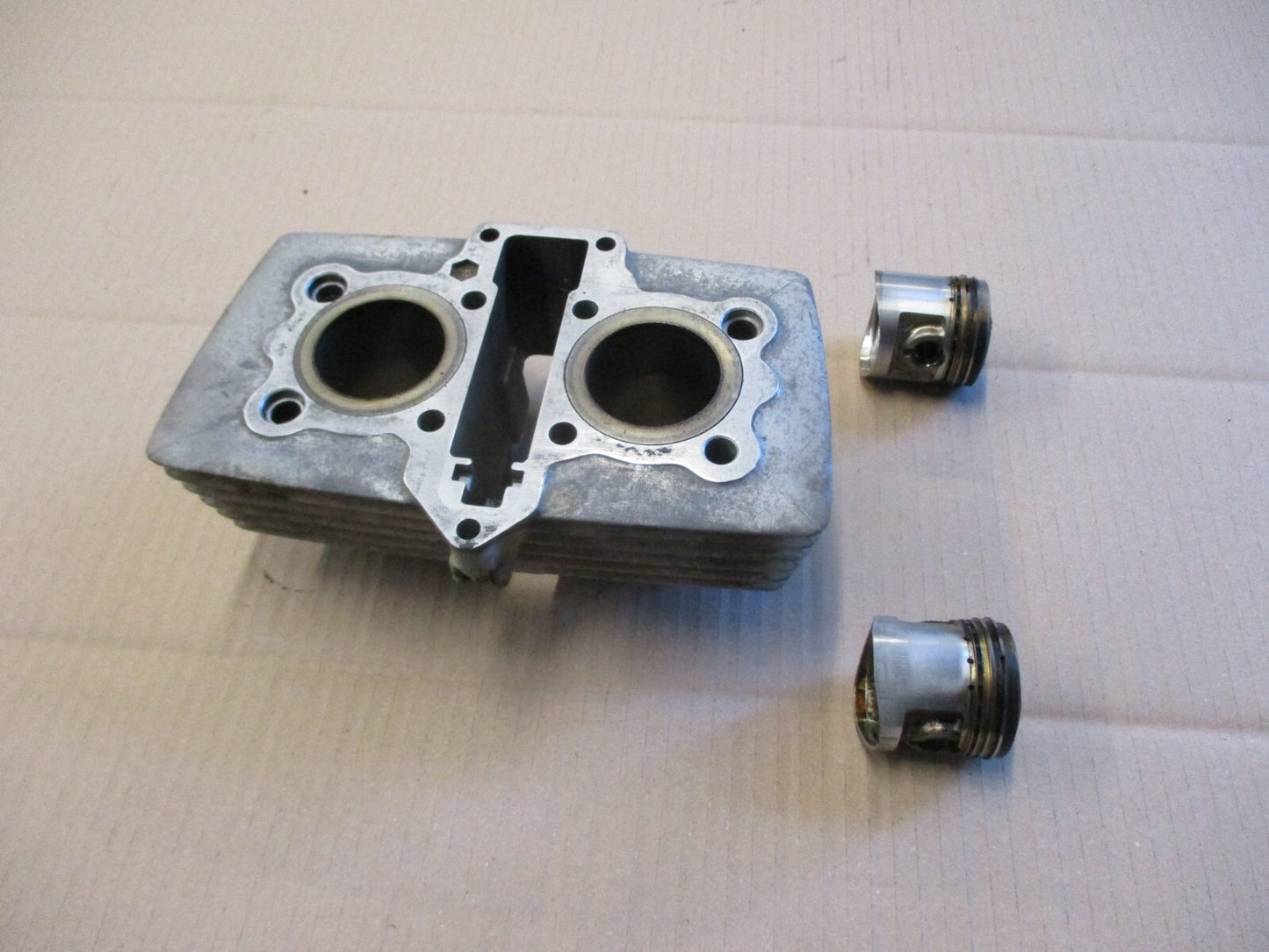 Cylindre / pistons pour Honda 125 CM - JC05