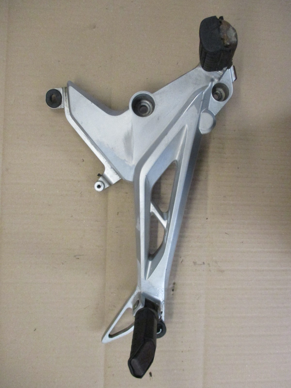 Platine cales pieds droite pour Honda 125 CBF - JC74