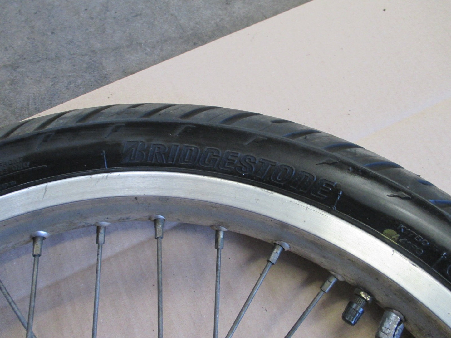 Roue avant 1.85 x 21 avec pneu BRIDGESTONE bon état pour Yamaha 660 XTZ - 3YF
