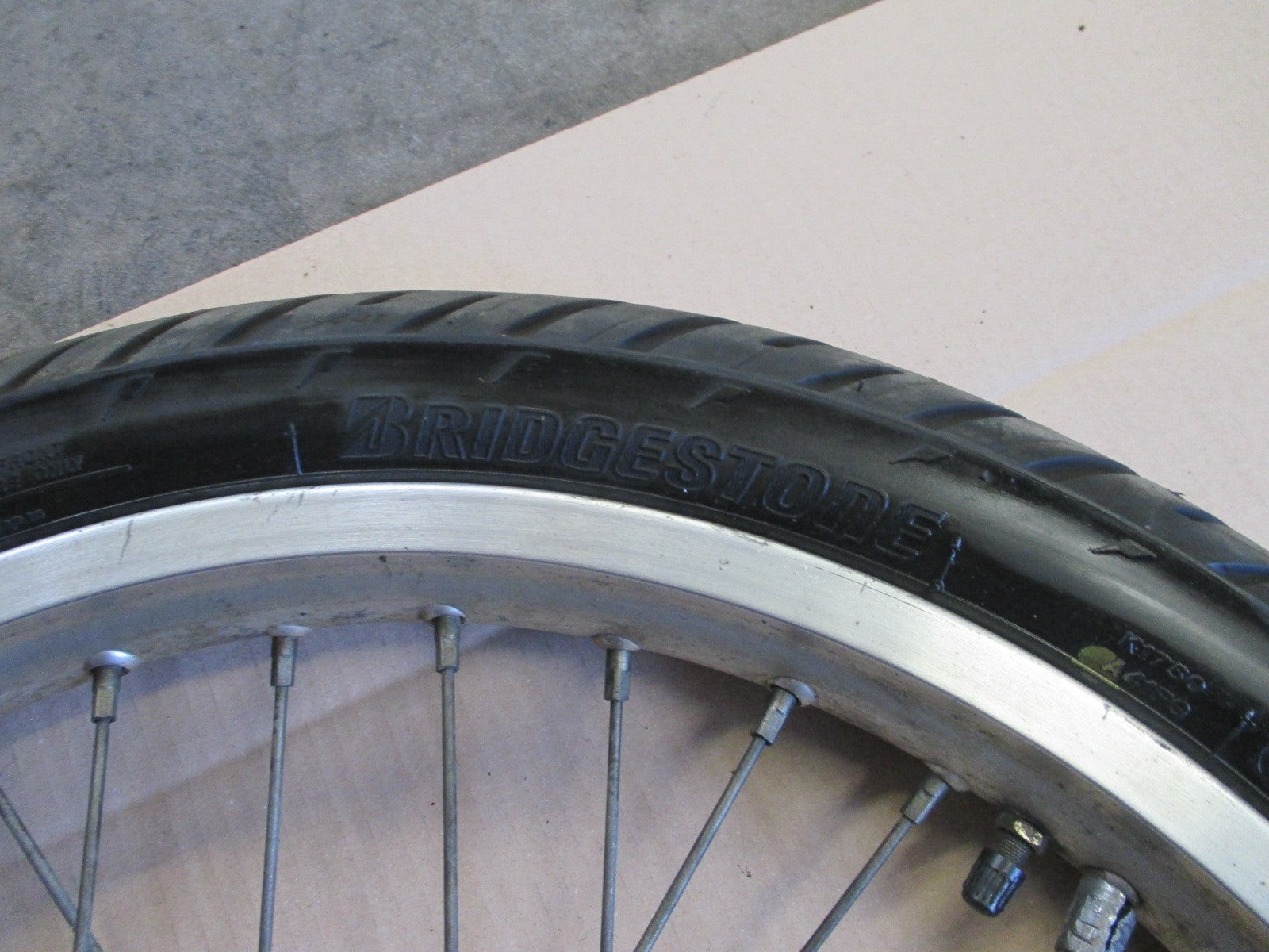 Roue avant 1.85 x 21 avec pneu BRIDGESTONE bon état pour Yamaha 660 XTZ - 3YF