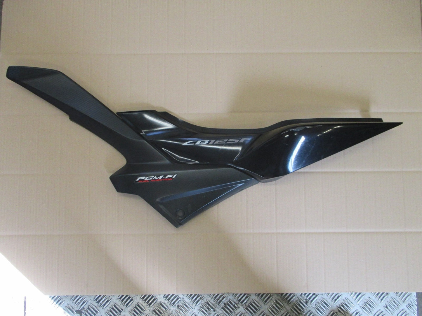 Cache latéral gauche pour Honda 125 CBF - JC74