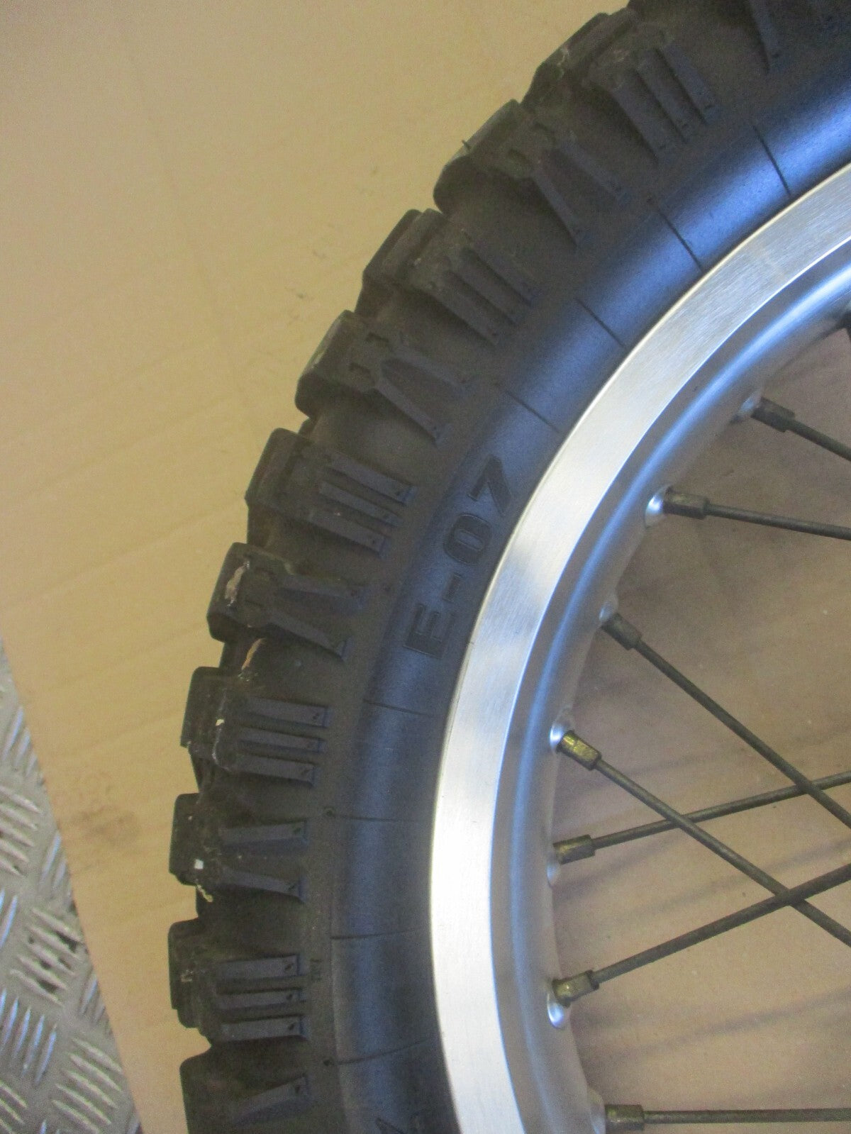 Roue arrière avec pneu très peu roulé pour Honda 650 FX - VIGOR - SLR - RD09