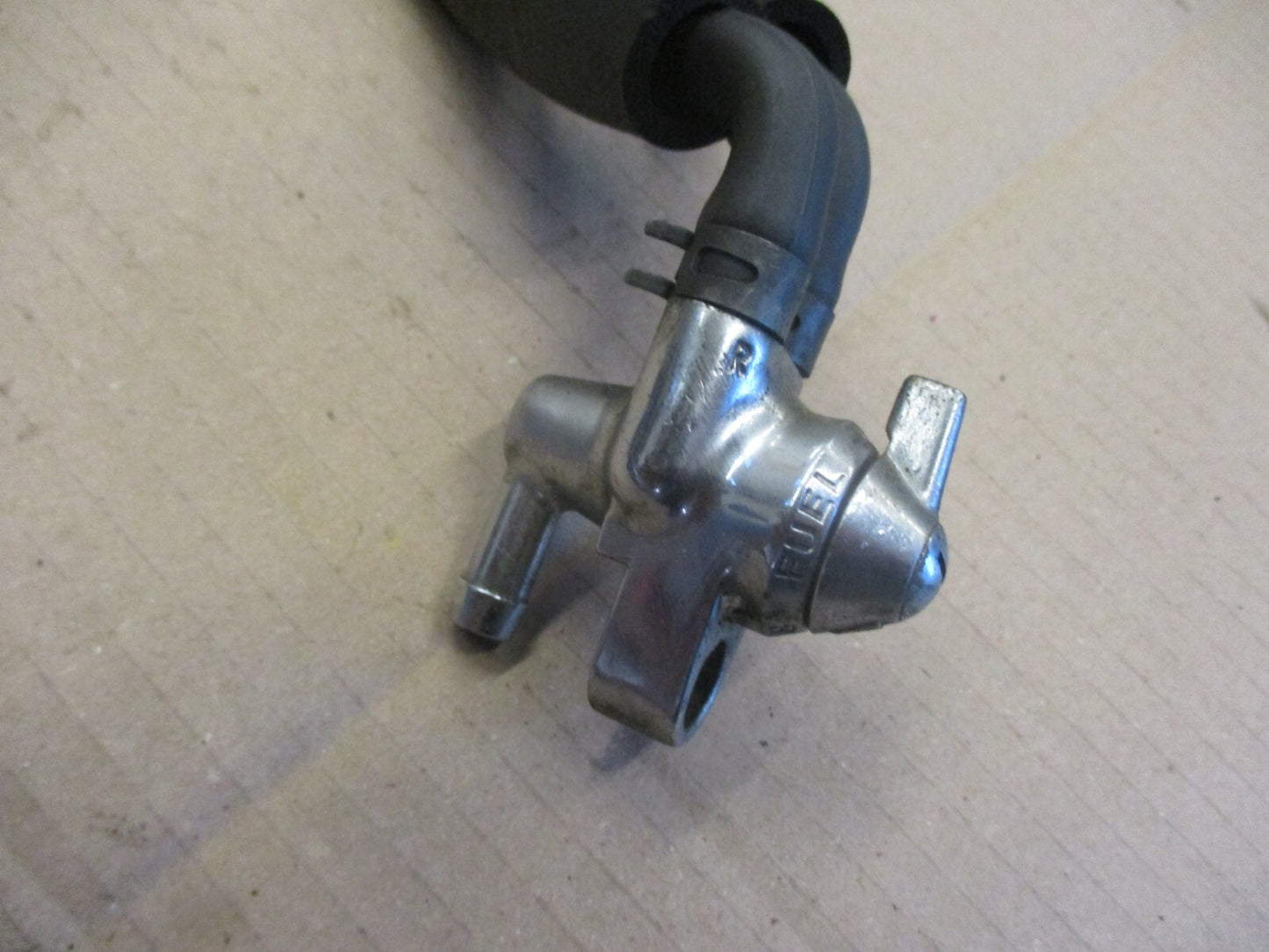 Robinet d'essence + tuyauteries pour Suzuki 1400 VS Intruder - VX51L