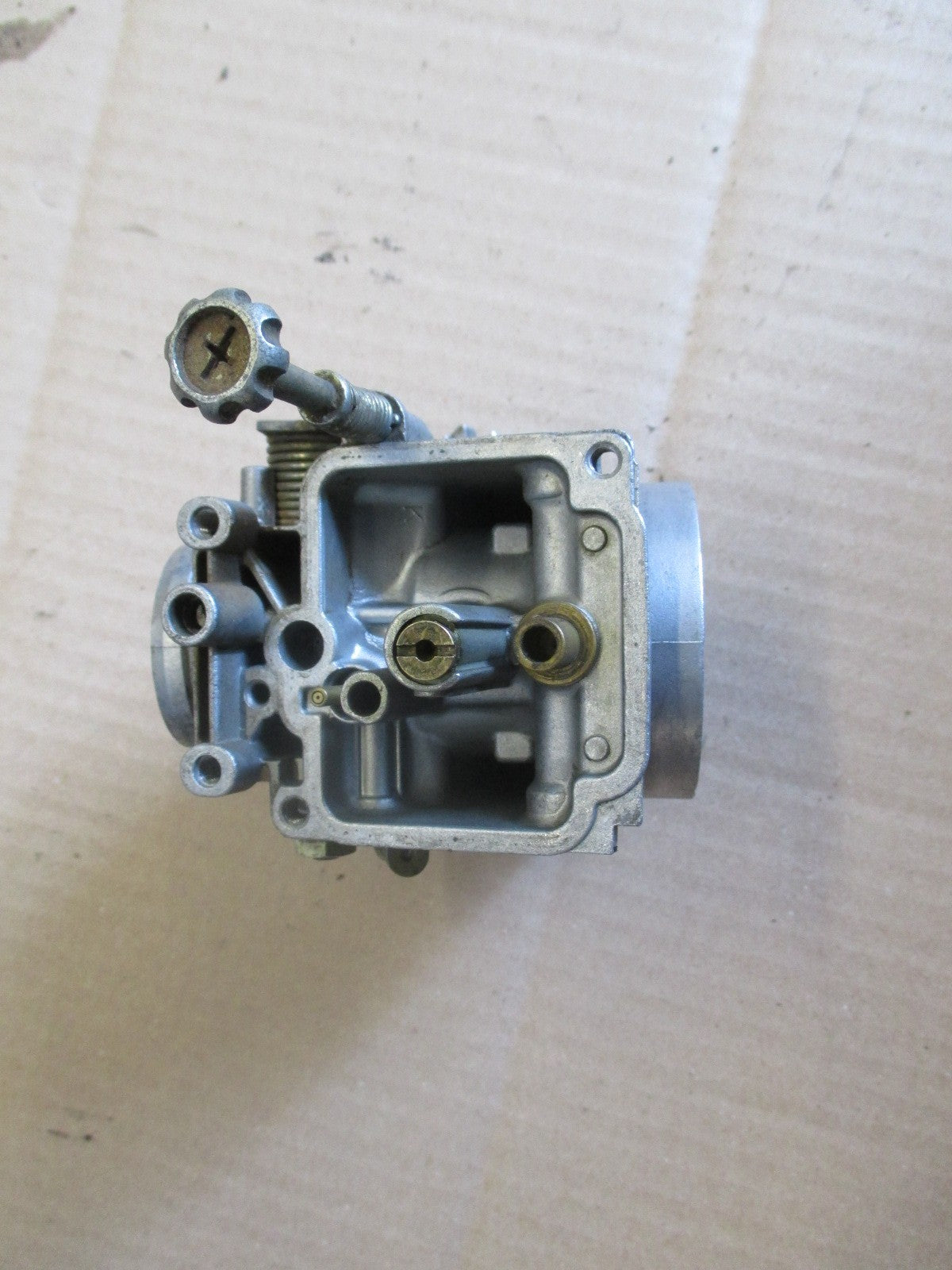 Corps de carburateur gauche pour Suzuki 750 DR - SR41A
