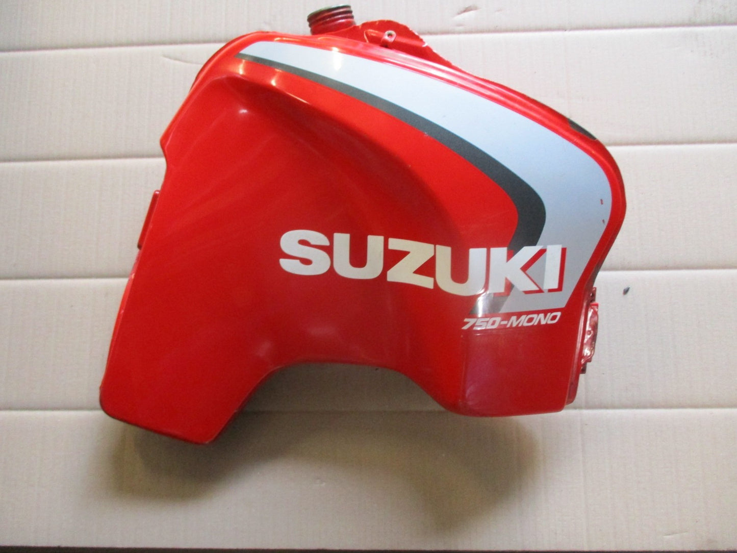 Réservoir droit et gauche pour Suzuki 750 DR - 800 DR - SR41 - SR42A