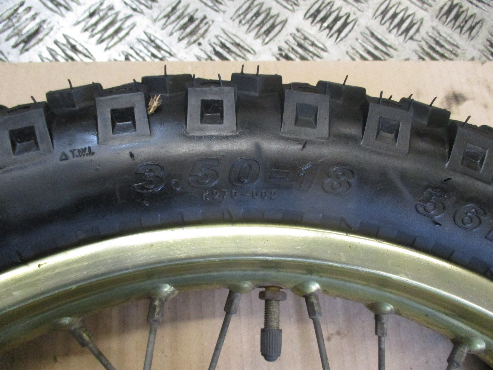 Roue arrière avec pneu très peu roulé pour Suzuki 125 DR - SF43B