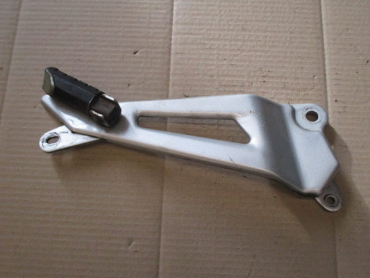 Platine cale pied arrière droit pour Yamaha 125 YBR - RE031 - RE051