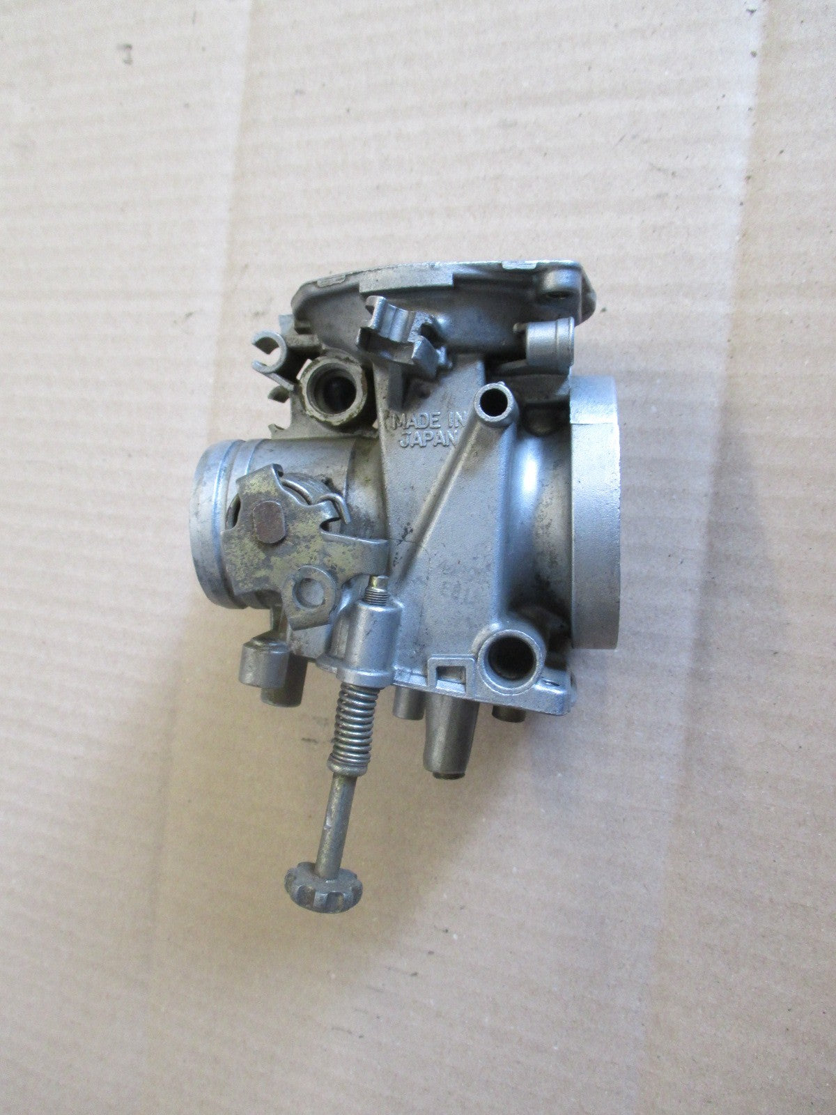 Corps de carburateur gauche pour Suzuki 750 DR - SR41A
