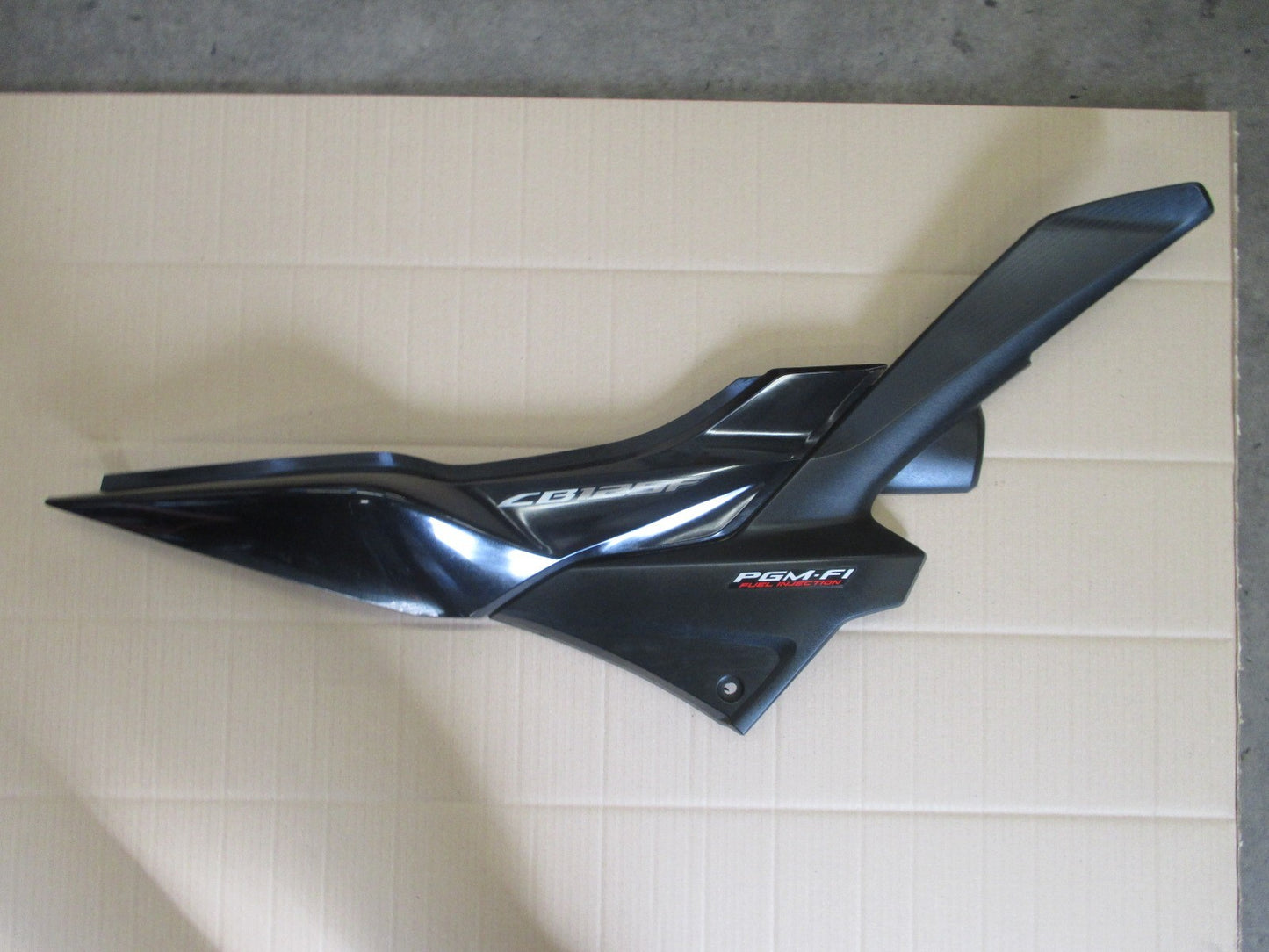 Cache latéral droit pour Honda 125 CBF - JC74