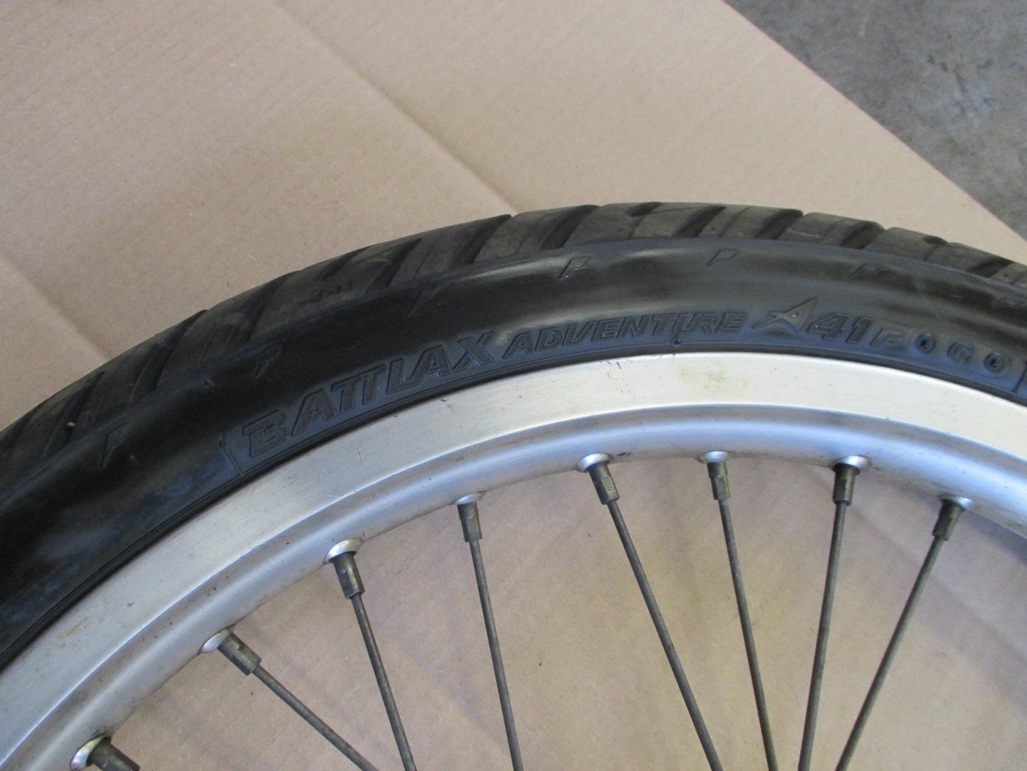 Roue arrière 2.75 x 17 avec pneu BRIDGESTONE bon état pour Yamaha 660 XTZ - 3YF