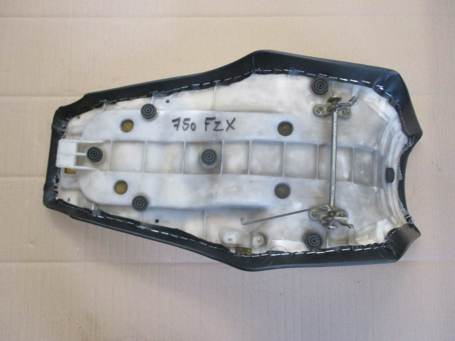 Selle refaite à neuf pour Yamaha 750 FZX - 2JE - 4AM