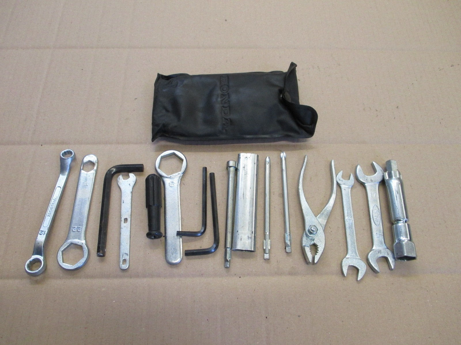 Pochette outils + outils pour Honda 750 VFR - RC24