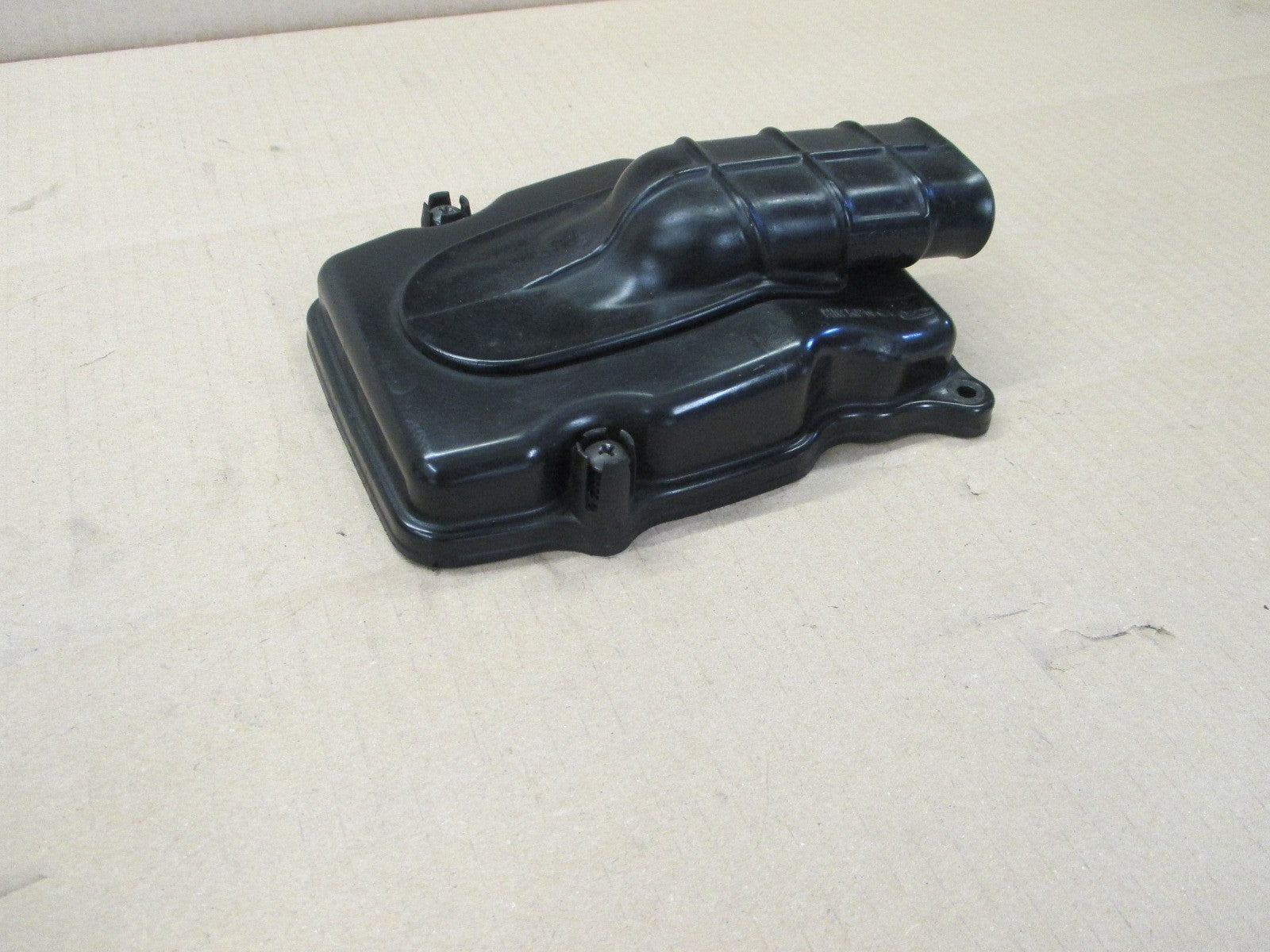 Porte de filtre à air pour Honda 125 CBF - JC74