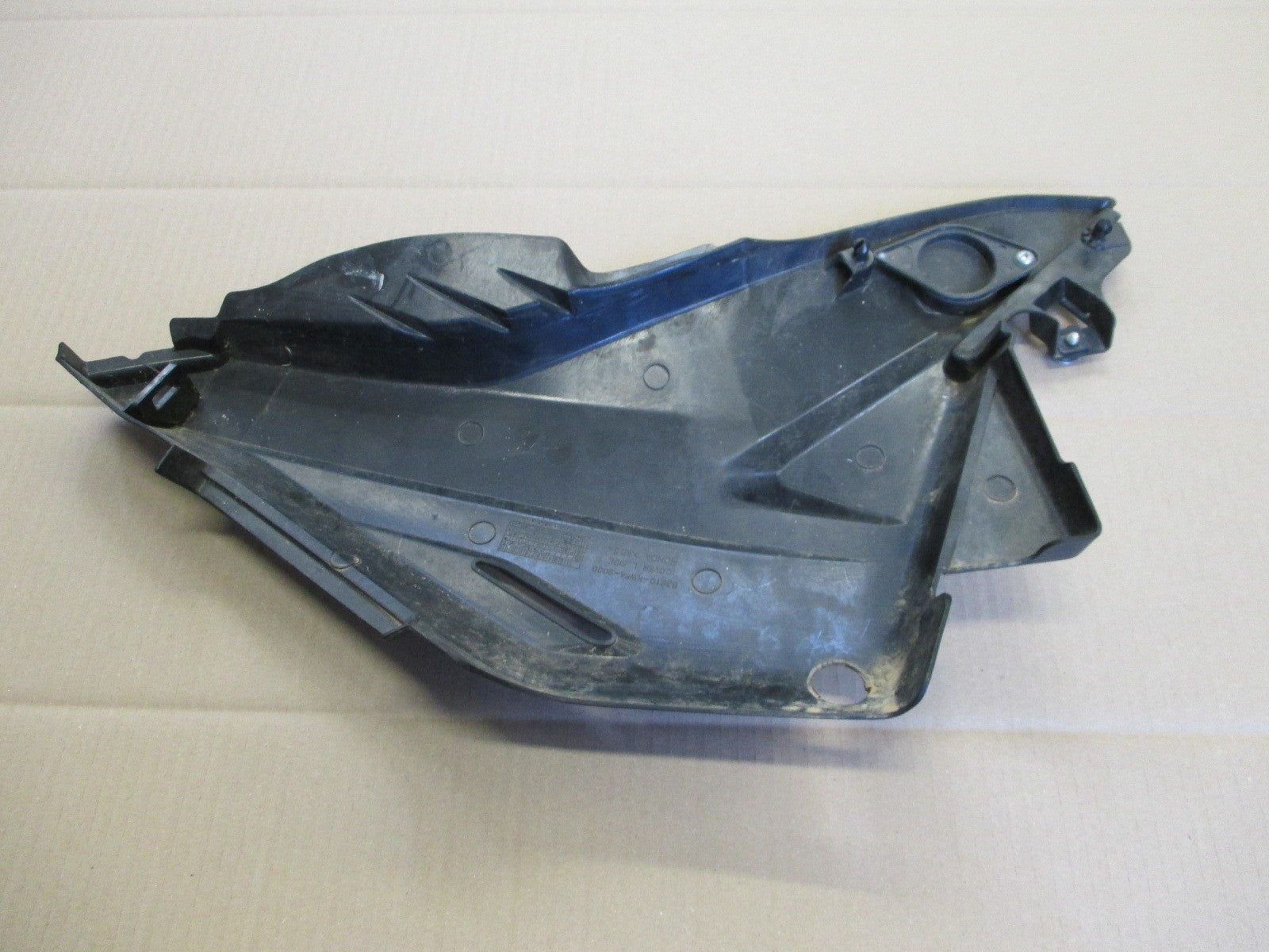 Cache latéral gauche gris pour Honda 125 CBF - JC40A