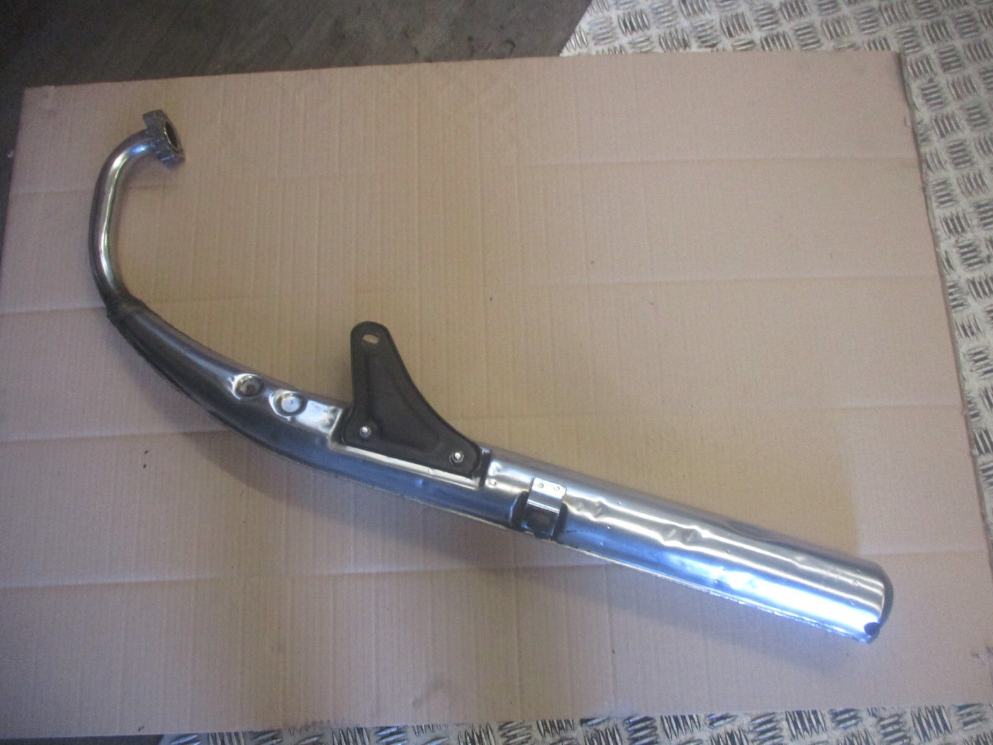 Pot d'échappement droit pour Suzuki 125 GT