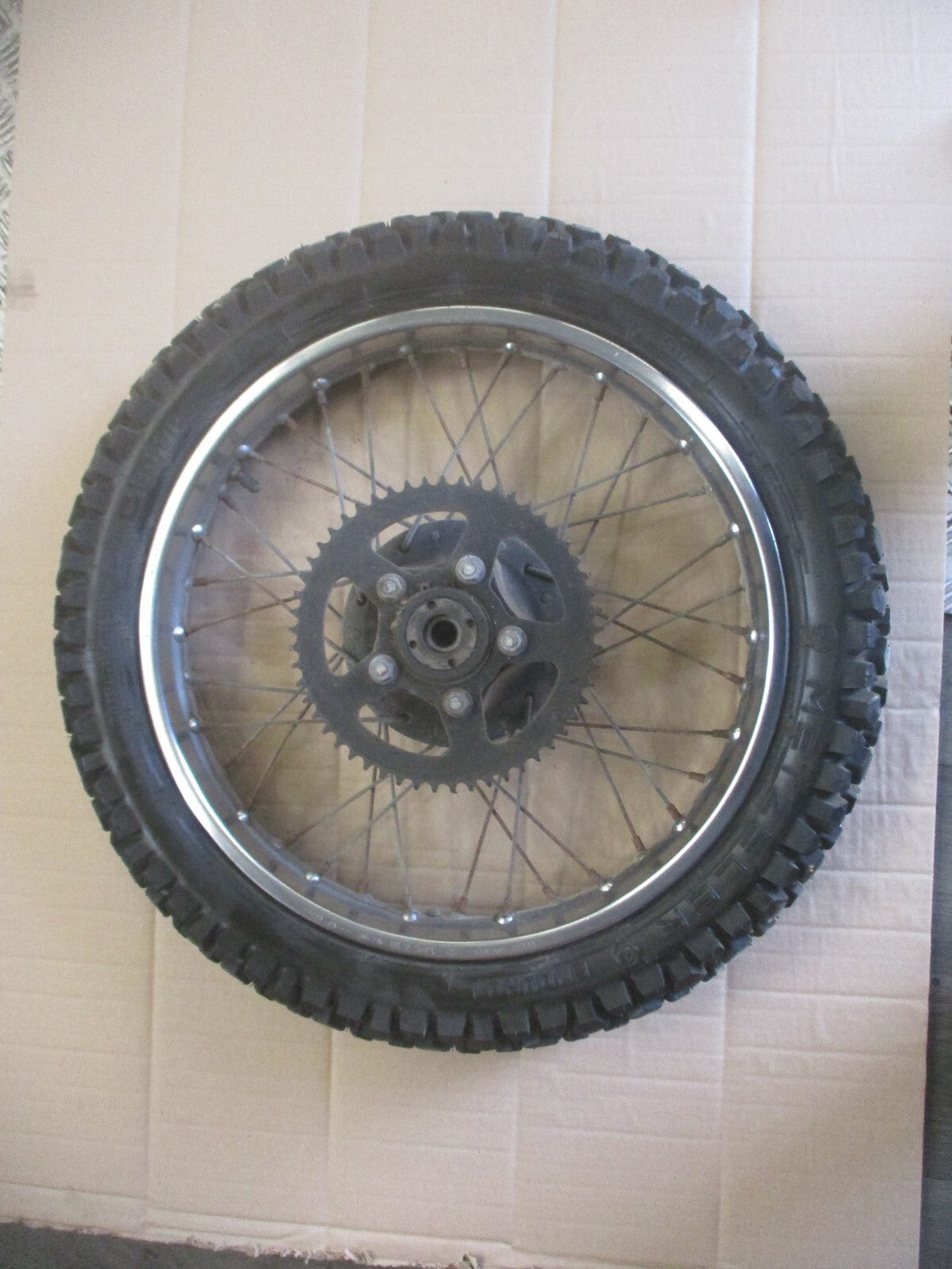 Roue arrière - pneu METZELER très peu roulé - Honda 125 XLR - JD04