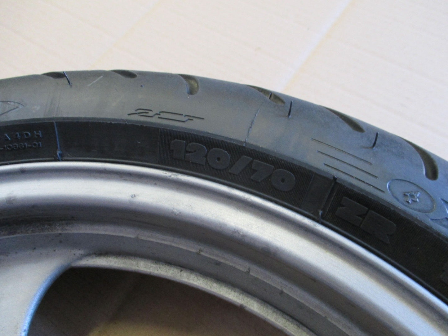 Roue avant avec pneu MICHELIN très peu roulé pour Honda 650 NTV REVERE - RC33